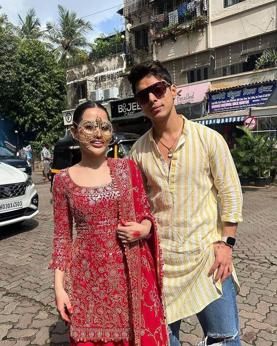 Uorfi Javed Pics: गणेश चतुर्थी से पहले रेड सूट पहनकर प्रतीक के साथ सिद्धिविनायक मंदिर पहुंचीं उर्फी, एक्ट्रेस के चश्मे ने खींचा फैंस का ध्यान