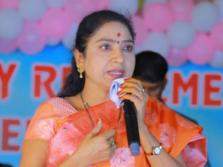 Khanapur MLA Rekha Naik Says Will stage dharna if not given funds to constituency Khanapur MLA Rekha Naik: నిధులు ఇవ్వకపోతే ధర్నా చేస్తా, రెబల్ గా బరిలోకి దిగుతా: ఖానాపూర్ ఎమ్మెల్యే రేఖా నాయక్