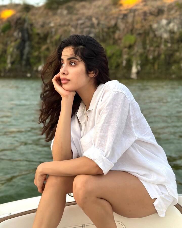 తెలుగులో ఎన్టీఆర్ తో సినిమా చేస్తోంది.Photo Credit: Janhvi Kapoor/Instagram