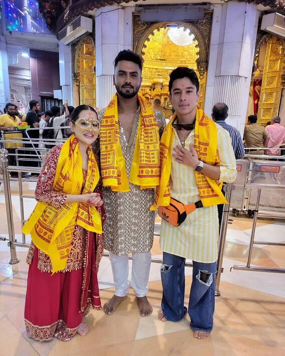 Uorfi Javed Pics: गणेश चतुर्थी से पहले रेड सूट पहनकर प्रतीक के साथ सिद्धिविनायक मंदिर पहुंचीं उर्फी, एक्ट्रेस के चश्मे ने खींचा फैंस का ध्यान