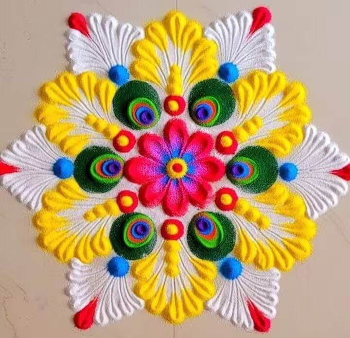 रांगोळी काढताना योग्य जागा निवडणे महत्त्वाचे आहे. वारा नसलेल्या ठिकाणी रांगोळी काढा, कारण रंग हलके असतात आणि वाऱ्यामुळे रांगोळी खराब होण्याची शक्यता असते.