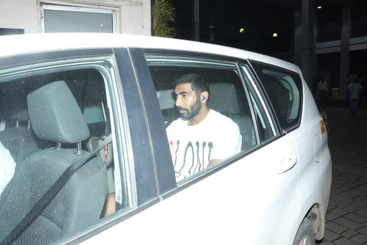 इसके अलावा विकेटकीपर बल्लेबाज़ ईशान किशन इस दौरान ब्लैक कलर की टी-शर्ट में दिखाई दिए. वहीं स्टार पेसर जसप्रीत बुमराह भी अपनी कार में दिखे.