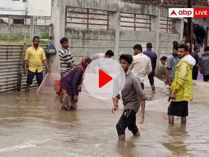 Madhya Pradesh heavy rain in indore district his man videos viral on fishing on road ann Madhya Pradesh News: बारिश से जनजीवन अस्त-व्यस्त, तालाब में तब्दील हुईं सड़कें, लोगों का मछली पकड़ते हुए Video Viral