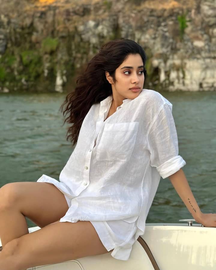 తాజాగా ఈ ముద్దుగుమ్మ పోస్టు చేసిన ఫోటోలు వైరల్ అవుతున్నాయి. Photo Credit: Janhvi Kapoor/Instagram