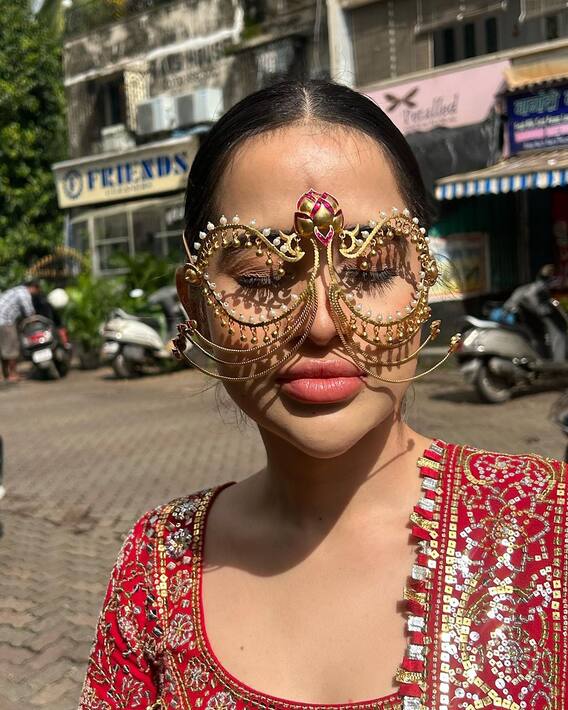 Uorfi Javed Pics: गणेश चतुर्थी से पहले रेड सूट पहनकर प्रतीक के साथ सिद्धिविनायक मंदिर पहुंचीं उर्फी, एक्ट्रेस के चश्मे ने खींचा फैंस का ध्यान