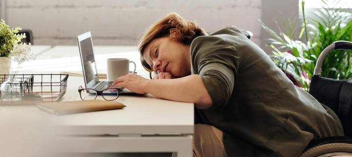 ऑफिसमध्ये काम करताना तुम्हालाही झोप येऊ लागते का? किंवा कधी कधी तुम्हाला सुस्त वाटते. यामागचे नेमके कारण काय जाणून घेऊयात.