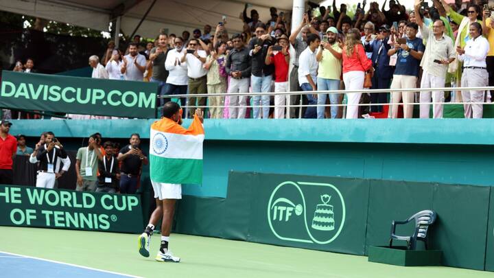 ম্যাচের পর উপস্থিত সমস্ত দর্শকদের অভিবাদন গ্রহণ করেন বোপান্না।