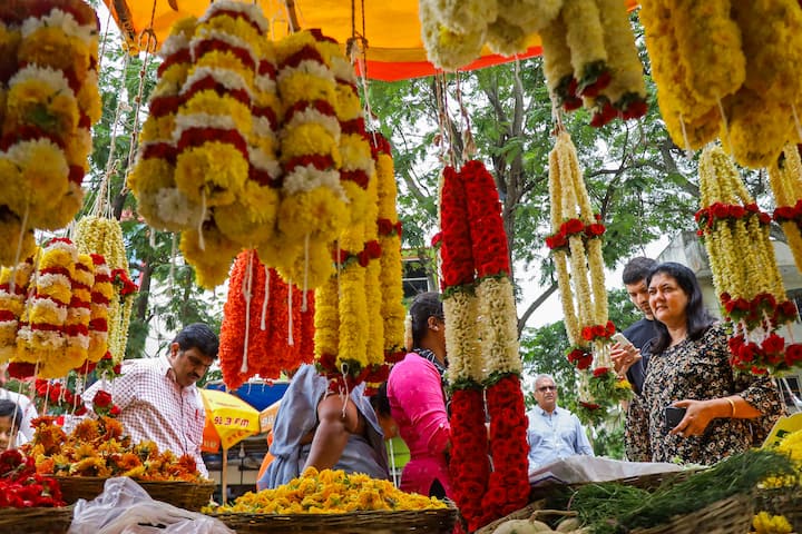 ভারতবর্ষে অন্যান্য দেবদেবীদের পুজোর আগে বিধিমতে পূজিত হন বিনায়ক। শিব পুরাণের প্রাপ্ত কাহিনী অনুসারে কার্তিক মাসের কৃষ্ণপক্ষের চতুর্থ তিথিতে গণেশের জন্ম।
