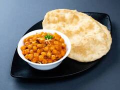 Chole Bhatura Recipe: वीकेंड पर लेना है पंजाबी खाने का मजा, तो घर पर बनाएं छोले भटूरे