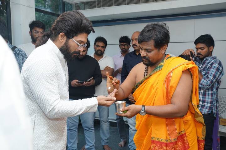 పూజ తర్వాత తీర్థం తీసుకుంటున్న అల్లు అర్జున్
