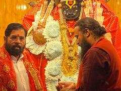 महाराष्ट्र के सीएम शिंदे ने श्रीनगर में गणेशोत्सव मंडल में की प्रार्थना, 72 फीट के तिरंगे का किया अनावरण