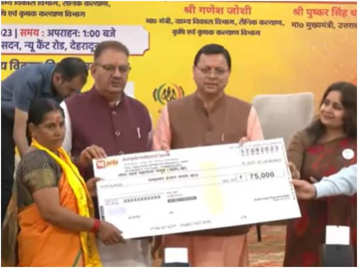 CM Pushkar singh dhami handed over checks beneficiaries various schemes on PM Narendra Modi Birthday Uttarakhand News सीएम धामी ने खास अंदाज में मनाया पीएम मोदी का जन्मदिन, कई योजनाओं के तहत लाभार्थियों को बांटे चेक 