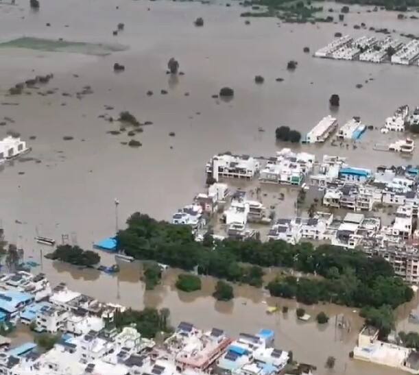 નર્મદાના પાણીએ ભરૂચમાં તબાહી મચાવી હતી. શહેરના અનેક વિસ્તારોમાં જળબંબાકારની સ્થિતિ પેદા થઇ છે. ઉપરવાસમાં થઈ રહેલા ભારે વરસાદના કારણે સરદાર સરોવર ડેમમાંથી સતત પાણી છોડવામાં આવ્યું હતું. જેના કારણે ભરૂચ ખાતે પૂરની સ્થિતિનું નિર્માણ થયું છે.