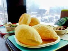 Chole Bhatura Recipe: वीकेंड पर लेना है पंजाबी खाने का मजा, तो घर पर बनाएं छोले भटूरे