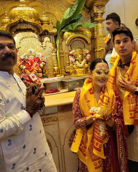 Uorfi Javed Pics: गणेश चतुर्थी से पहले रेड सूट पहनकर प्रतीक के साथ सिद्धिविनायक मंदिर पहुंचीं उर्फी, एक्ट्रेस के चश्मे ने खींचा फैंस का ध्यान