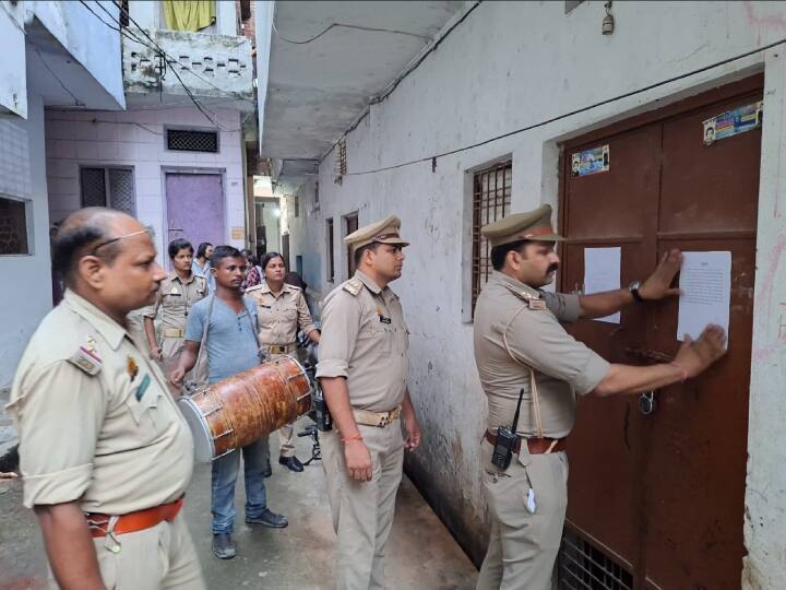 UP Police searching son of Parvez Parwaz Who filed case against Yogi Adityanath in Gorakhpur Riots Case ANN UP News: गोरखपुर में योगी आदित्यनाथ पर केस दर्ज कराने वाले परवेज परवाज के बेटे की तलाश तेज, पुलिस ने कराई मुनादी