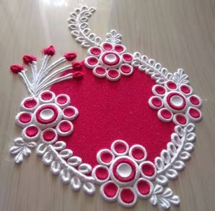 गणेश चतुर्थीला तुम्ही ही सोपी रांगोळी काढू शकता. यामध्ये फारशी मेहनत नाही. ही डिझाईन तुम्ही फक्त दोन-तीन रंगांनी बनवू शकता.