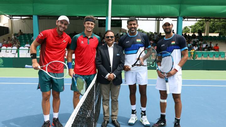 নিজের শেষ ডেভিস কাপ ম্যাচে য়ুকি ভামব্রিকে সঙ্গে নিয়ে মরক্কোর এলিয়ট বেনচেট্রিট ও ইউনেস লালামি লারুউসির মুখোমুখি হয়েছিলেন বোপান্না।