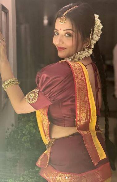 ਇਨ੍ਹਾਂ ਤਸਵੀਰਾਂ 'ਚ ਮੋਨਾਲੀਸਾ ਇੱਕ ਤੋਂ ਵਧ ਕੇ ਇੱਕ ਕਿਲਰ ਅੰਦਾਜ਼ 'ਚ ਪੋਜ਼ ਦਿੰਦੇ ਹੋਏ ਕਿਲਰ ਫੋਟੋਜ਼ ਕਲਿੱਕ ਕਰਵਾ ਰਹੀ ਹੈ।