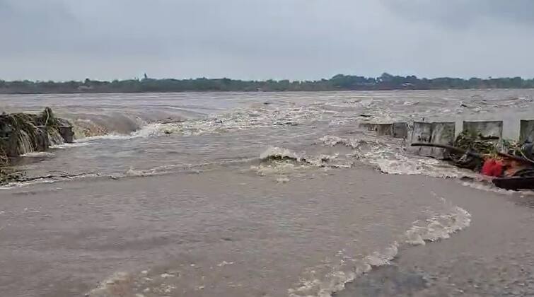 Rain: more than 10 lakh cusec water has gone into the mahisagar river from kadana dam in kheda and bharuch Rain: કડાણા ડેમમાથી 10 લાખ ક્યૂસેક પાણી છોડાતા મહીસાગર નદી ગાંડીતૂર બની, અનેક ગામોમાં એલર્ટ-શાળાઓમાં રજા