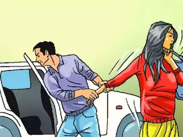 kolhapur crime Kidnapping of the wife who came to the weekly market with her husband to sell vegetables Gadhinglaj Kolhapur Crime : पतीसोबत भाजी विक्रीसाठी आठवडा बाजारात आलेल्या पत्नीचे अपहरण; गडहिंग्लज तालुक्यात खळबळ