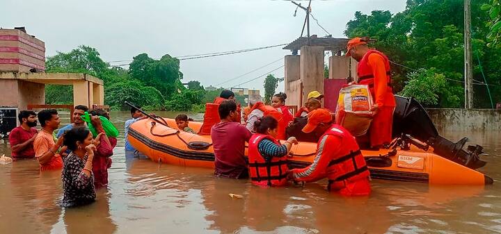 সোমবার সকাল ৮টা ২০ মিনিট থেকে বন্যাকবলিত এলাকা থেকে উদ্ধারকাজ শুরু করেছে গুজরাত প্রশাসন। এখনও পর্যন্ত যা খবর, তাতে প্রায় ১২ হাজারের কাছাকাছি বাসিন্দাকে অপেক্ষাকৃত নিচু জায়গা থেকে নিরাপদ আশ্রয়ে সরিয়ে নিয়ে যাওয়া হয়েছে।