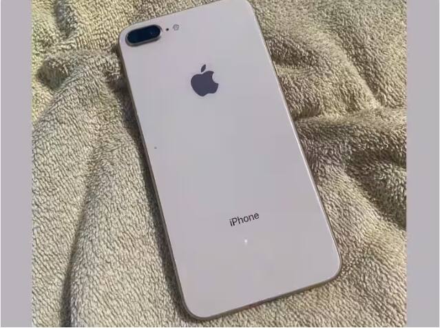 ਨਵਾਂ ਕੀ ਹੈ: ਨਵਾਂ ਓਪਰੇਟਿੰਗ ਸਿਸਟਮ ਲਾਈਵ ਵੌਇਸਮੇਲ, ਇੰਟਰਐਕਟਿਵ ਵਿਜੇਟਸ, ਫੋਨ ਕਾਲਾਂ ਦੌਰਾਨ ਸਿਰੀ ਦੀ ਵਰਤੋਂ, ਸਟੈਂਡਬਾਏ ਮੋਡ, ਕਾਲ ਪੋਸਟਰ ਅਤੇ ਹੋਰ ਬਹੁਤ ਸਾਰੇ ਅਪਡੇਟਾਂ ਦੇ ਨਾਲ ਆਉਂਦਾ ਹੈ। ਨੋਟ ਕਰੋ, ਨਵਾਂ OS 2018 ਤੋਂ ਲਾਂਚ ਕੀਤੇ ਗਏ ਸਾਰੇ ਮਾਡਲਾਂ 'ਤੇ ਕੰਮ ਕਰੇਗਾ। ਕੰਪਨੀ ਨੇ ਆਈਫੋਨ 8 ਅਤੇ 8 ਪਲੱਸ ਦੇ ਨਾਲ iPhone X ਲਈ ਸਾਫਟਵੇਅਰ ਅਪਡੇਟਸ ਨੂੰ ਖਤਮ ਕਰ ਦਿੱਤਾ ਹੈ।