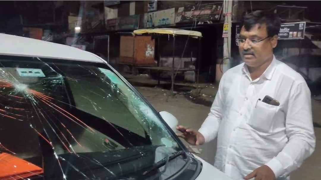 Beed News Stone pelting on Thackeray group spokesperson Sushma Andhares divorced husband Vaijnath Waghmares car in Hol Beed News : ठाकरे गटाच्या प्रवक्त्या सुषमा अंधारे यांचे विभक्त पती वैजनाथ वाघमारे यांच्या गाडीवर दगडफेक