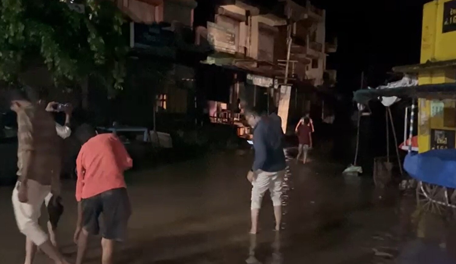 Kheda: નદીમાં પુર આવતા અડધી રાત્રે આ ગામમાં ઘૂસ્યુ પાણી, લોકોએ ફટાફટ ખાલી કરી દુકાનો-ઘરો, ધારાસભ્ય મદદે
