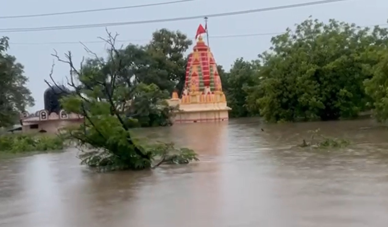 Flood: કડોદ ગામ આખેઆખુ પાણીમાં ગરકાવ, લોકો ઘરના ધાબા પર રહેવા મજબૂર, જુઓ પુરની સ્થિતિ