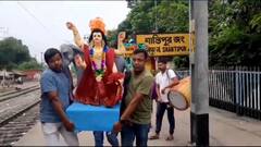 Viswakarma Puja 2023: 'রীতি' মেনে পুজোর আয়োজন, চলন্ত ট্রেনেই বিশ্বকর্মার আরাধনা শান্তিপুরে