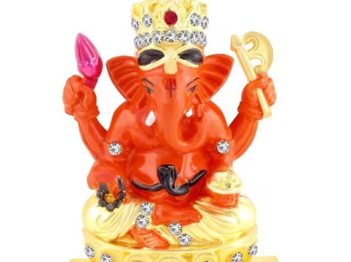 સાચી દિશા - ગણપતિની મૂર્તિની સ્થાપના પૂર્વ કે ઉત્તર-પૂર્વ ખૂણામાં જ કરો. આમ કરવાથી 10 દિવસ સુધી ઘરમાં બાપ્પાનો વાસ રહે છે.