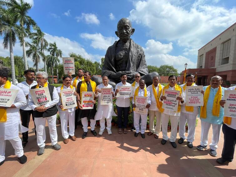 TDP MPs and Narala Lokesh protests Infront of the Gandhi statue at the parliament building in Delhi against Chandrababu Arrest Chandrababu Naidu Arrest: పార్లమెంట్‌ ఎదుట టీడీపీ లీడర్ల ధర్నా- ఏపీలో ప్రజాస్వామ్యం ఖూనీ అయిందని నినాదాలు