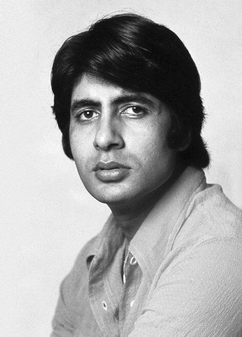 ਦਰਅਸਲ, ਜਦੋਂ ਅਮਿਤਾਭ ਬੱਚਨ ਨੂੰ ਸਫਲਤਾ ਮਿਲਣੀ ਸ਼ੁਰੂ ਹੋਈ, ਰਾਜੇਸ਼ ਖੰਨਾ ਸਟਾਰਡਮ ਦੇ ਸਿਖਰ 'ਤੇ ਪਹੁੰਚ ਚੁੱਕੇ ਸਨ। ਰਾਜੇਸ਼ ਖੰਨਾ ਉਸ ਸਮੇਂ ਤੱਕ ਨਾ ਸਿਰਫ ਬਾਲੀਵੁੱਡ ਦੇ ਇੱਕ ਮੈਗਾ ਸਟਾਰ ਬਣ ਚੁੱਕੇ ਸਨ ਬਲਕਿ ਲਗਾਤਾਰ 15 ਹਿੱਟ ਫਿਲਮਾਂ ਦੇ ਰਿਕਾਰਡ ਨਾਲ ਏਕਾਧਿਕਾਰ ਵੀ ਸਥਾਪਿਤ ਕਰ ਚੁੱਕੇ ਸਨ। ਹਾਲਾਂਕਿ ਉਸ ਦੀ ਇਕ ਬੁਰੀ ਆਦਤ ਕਾਰਨ ਕਈ ਲੋਕਾਂ ਨੂੰ ਮੁਸ਼ਕਲਾਂ ਦਾ ਸਾਹਮਣਾ ਕਰਨਾ ਪਿਆ। ਦਰਅਸਲ, ਰਾਜੇਸ਼ ਖੰਨਾ ਹਮੇਸ਼ਾ ਸ਼ੂਟਿੰਗ ਲਈ ਥੋੜ੍ਹੇ ਨਹੀਂ, ਸਗੋਂ ਕਈ ਘੰਟੇ ਦੇਰੀ ਨਾਲ ਆਉਂਦੇ ਸੀ।