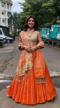 Shilpa Shetty: কমলা লেহঙ্গায় ক্যামেরাবন্দি 'সুখী' শিল্পা শেট্টি
