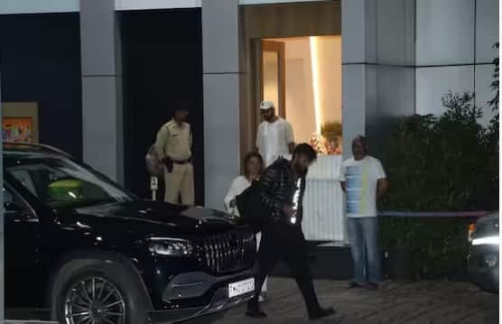 ਇਸ ਦੌਰਾਨ ਕਪਤਾਨ ਰੋਹਿਤ ਸ਼ਰਮਾ ਅਤੇ ਵਿਰਾਟ ਕੋਹਲੀ ਚਿੱਟੇ ਰੰਗ ਦੀ ਟੀ-ਸ਼ਰਟ ਵਿੱਚ ਨਜ਼ਰ ਆਏ। ਕਿੰਗ ਕੋਹਲੀ ਪਹਿਲਾਂ ਬਾਹਰ ਦਿਖੇ। ਇਸ ਤੋਂ ਬਾਅਦ ਉਹ ਕਾਰ ਵਿੱਚ ਬੈਠ ਗਏ।