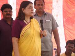 बेजुबान कुत्तों को बेरहमी से मारते रहे युवक, दोनों की मौत, मेनका गांधी ने दिए एक्शन के निर्देश