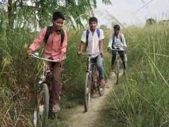 बस्ती में स्कूल जाने के लिए नहीं है रास्ता, पगडंडी से होकर आते-जाते हैं छात्र और शिक्षक