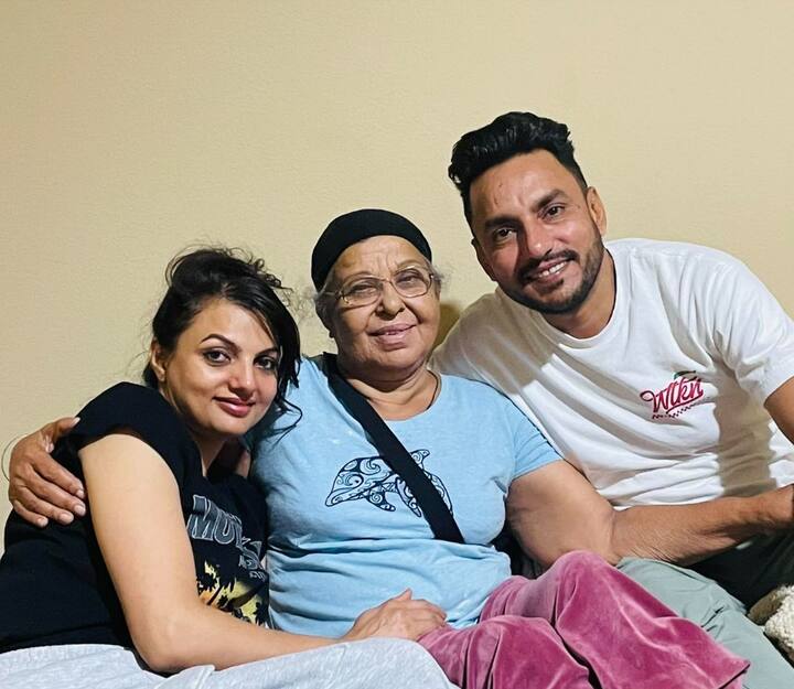 ਪੰਜਾਬੀ ਗਾਇਕ ਦੀਪ ਢਿੱਲੋਂ ਨੇ ਇਹ ਤਸਵੀਰ ਆਪਣੀ ਮਾਂ ਨਾਲ ਸ਼ੇਅਰ ਕਰਦੇ ਹੋਏ ਕੈਪਸ਼ਨ ਵਿੱਚ ਲਿਖਿਆ, ‘ਰੱਬ ਸਭ ਨੂੰ ਰਾਜ਼ੀ ਰੱਖੇ’। ਸੋਸ਼ਲ ਮੀਡੀਆ ‘ਤੇ ਅਦਾਕਾਰ ਦੀ ਇਸ ਤਸਵੀਰ ਨੂੰ ਪਸੰਦ ਕੀਤਾ ਜਾ ਰਿਹਾ ਹੈ। ਇਸ ਉੱਪਰ ਪ੍ਰਸ਼ੰਸਕ ਕਮੈਂਟ ਸ਼ੇਅਰ ਕਰ ਆਪਣੀ ਪ੍ਰਤੀਕਿਰਿਆ ਦੇ ਰਹੇ ਹਨ। ਉਨ੍ਹਾਂ ਦੇ ਪੰਜਾਬ ਵਾਪਸੀ ‘ਤੇ ਹਰ ਕੋਈ ਤਾਰੀਫ ਕਰ ਰਿਹਾ ਹੈ।