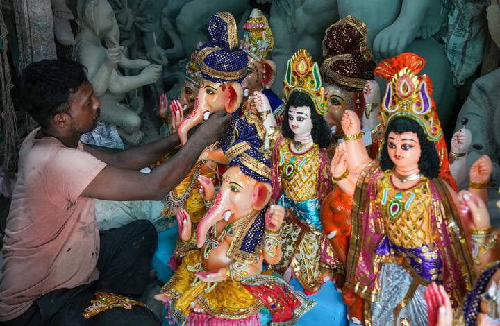 घरगुती गणपतींचं सकाळी आगमन होणार असून मूर्तीकार मूर्तींची सजावट करत आहेत.