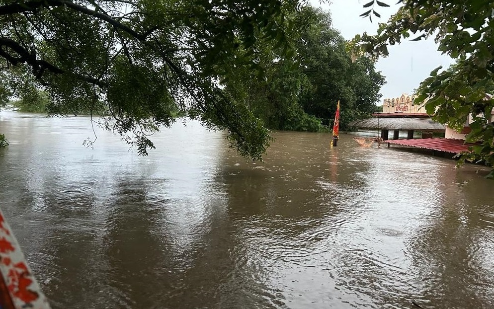 Flood: કડોદ ગામ આખેઆખુ પાણીમાં ગરકાવ, લોકો ઘરના ધાબા પર રહેવા મજબૂર, જુઓ પુરની સ્થિતિ