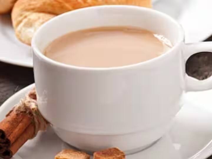 एका मोठ्या भांड्यात लोणी, चिमूटभर दालचिनी पावडर आणि तयार केलेली कॉफी घाला. सर्वकाही एकत्र मिसळण्यासाठी हँड ब्लेंडर वापरा. यासाठी तुम्ही मिक्सर देखील वापरू शकता.