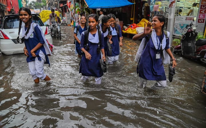 সোমবার ও বুধবার অপেক্ষাকৃত বেশি বৃষ্টি হওয়ার আশঙ্কা উত্তর ও দক্ষিণ চব্বিশ পরগনা, পূর্ব ও পশ্চিম মেদিনীপুর, ঝাড়গ্রাম, পশ্চিম বর্ধমান বীরভূম এবং মুর্শিদাবাদে। দক্ষিণবঙ্গের বাকি জেলায় বিক্ষিপ্তভাবে হালকা মাঝারি বৃষ্টির সম্ভাবনা রয়েছে।