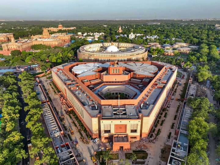 Know New Parliament Features and how it is differ from old Building see inside photos Parliament Special Session: कल से नई संसद में बैठेंगे सांसद, इस इमारत में क्या कुछ है खास?