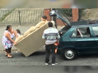 गाड़ी की डिग्गी में सोफा ठूसता नजर आया परिवार, इंटरनेट पर हंस-हंसकर लोटपोट हुए लोग, देखें VIDEO