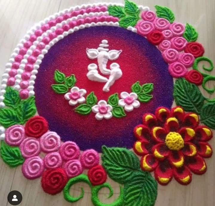 घर पर गणपति ला रहे हैं तो उनके स्वागत में बनने वाली रंगोली भी खास होनी चाहिए. यूं तो कई तरह की रंगोल होती हैं लेकिन इस बार कुछ खास करना चाह रहे हैं तो अपनी रंगोली को गणपति बप्पा पर बेस कर दीजिए. इस तरह की रंगोली में गणपति बनाए जाते हैं और उसके साथ ही तरह तरह के डिजाइन समाहित किए जाते हैं.