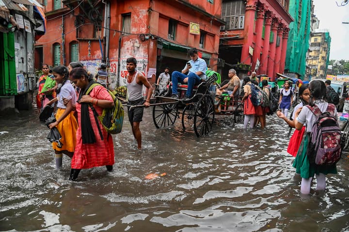 আপাতত বৃষ্টির সম্ভাবনা কম উত্তরের জেলাগুলিতে। বিক্ষিপ্তভাবে হালকা বৃষ্টির সামান্য সম্ভাবনা রয়েছে। ভারী বৃষ্টির সম্ভাবনা নেই বললেই চলে। বুধবার থেকে বৃষ্টি বাড়বে উত্তরবঙ্গে।