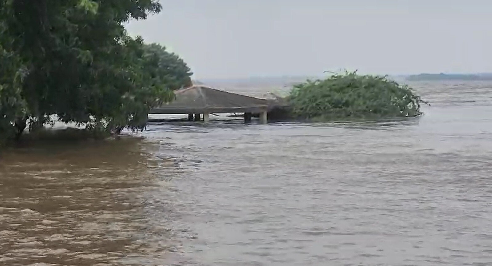 Rain: કડાણા ડેમમાથી 10 લાખ ક્યૂસેક પાણી છોડાતા મહીસાગર નદી ગાંડીતૂર બની, અનેક ગામોમાં એલર્ટ-શાળાઓમાં રજા