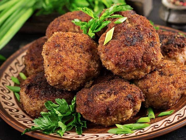 यदि आप एक स्वादिष्ट और हेल्दी रेसिपी का स्वाद लेना चाहते हैं तो यद चना दाल कबाब खास आपके लिए है. चना दाल कबाब स्वादिष्ट होने के साथ-साथ सेहतमंद भी होता है.