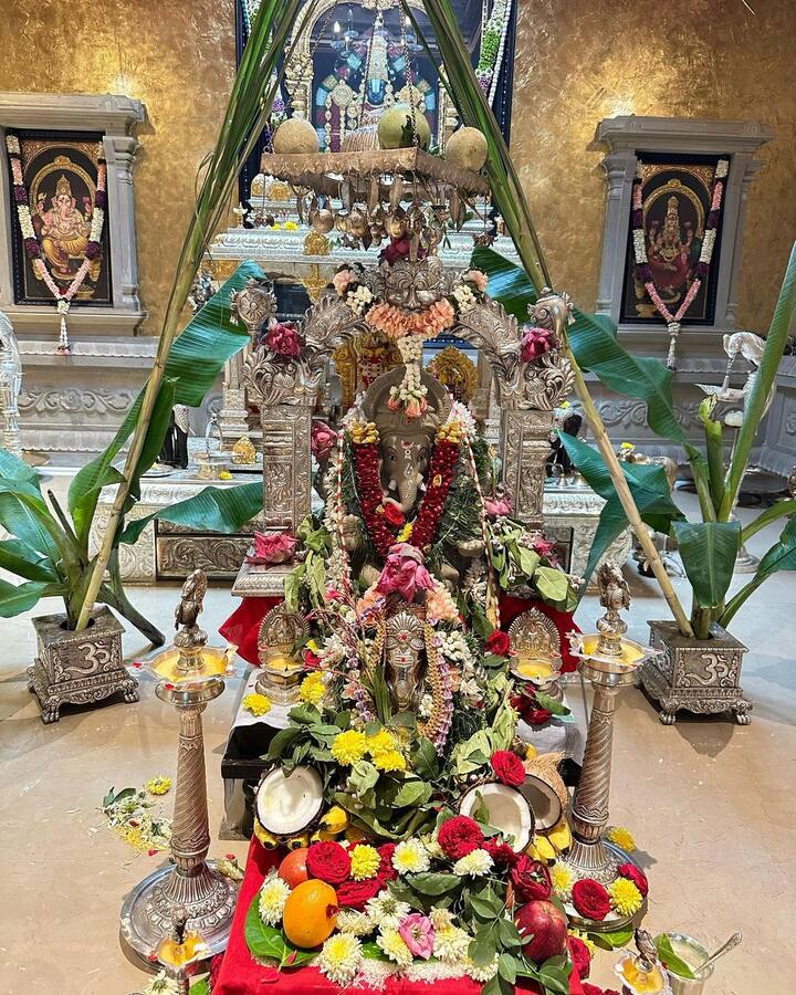 చవితి సందర్భంగా చిన్న జీయర్ స్వామి వేద పాఠశాల విద్యార్థులు చిరంజీవి ఇంటికి వెళ్లారు. వేద మంత్రాలు పఠించారు.